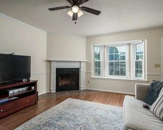 Charming Condo in Tuscaloosa near Stadium, Great location - Tuscaloosa - Living room