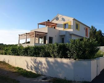 Beautiful single-family house Belitzein 4.5 km from the centre of Šibenik - Bilice - Gebäude