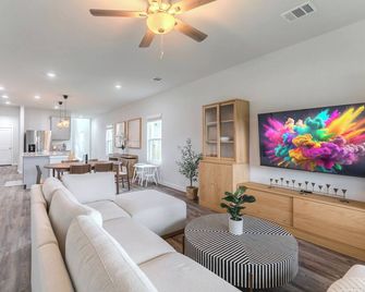 NEW 5 bdr + lake view + playground + BBQ, fits 10! - Magnolia - Living room