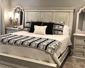Newly Remodeled, Fully Furnished Condo In The Heart Of North Scottsdale! - Scottsdale - Habitación