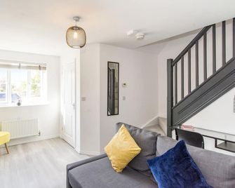 Polwell House 3 bed sleeps 5 free parking garden - Market Harborough - Huiskamer