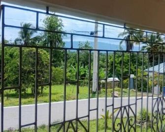 Spacious one bedroom bungalow apartment - Linstead - Balcony