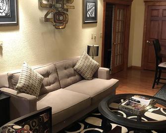 All Seasons Inn - Eureka Springs - Living room