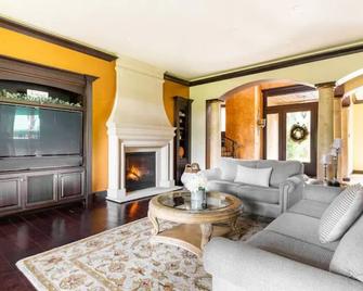Tuscan Home In Nw Wine Country - Sherwood - Living room