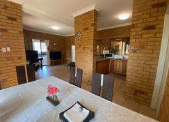 Cosy holiday entire unit 1 - Caloundra - Restaurant