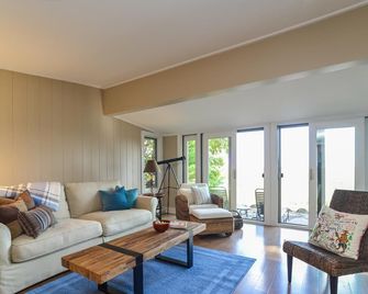 Blue Zen - Two Bedroom Cottage, Sleeps 4 - Saugatuck - Living room