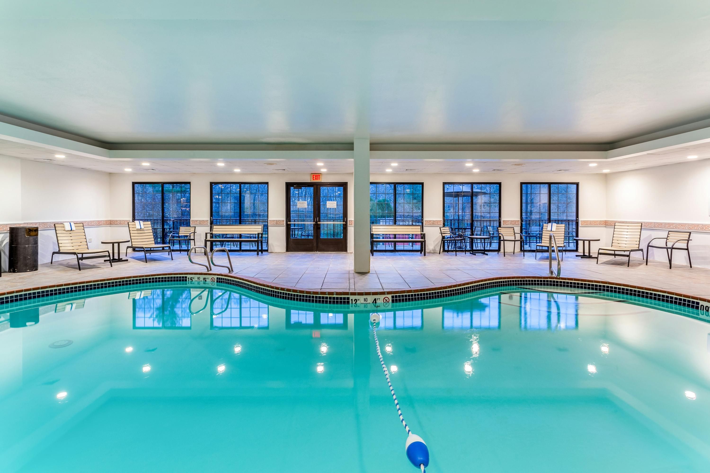Hampton Inn Boston/Peabody - Peabody - Piscina