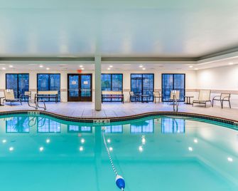 Hampton Inn Boston/Peabody - Peabody - Piscina