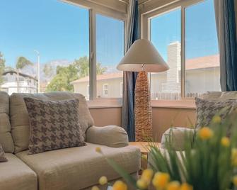 Charming 2-bedroom house with WiFi, AC with Modern Comforts - Rancho Cucamonga - Living room