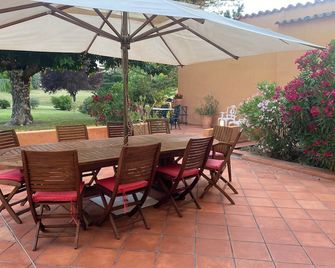 Private vacation home Luberon sud 8 pers swimming pool 15m on 4 ha so peacefull - Pertuis - Patio