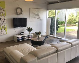 Tynan Farm Accommodation - Willunga - Living room