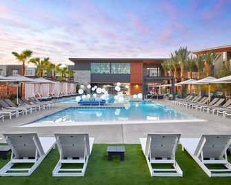 Resort Like Living in this Convenient, close to ALL,Near BART to take everywhere - Dublin - Pool