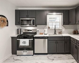 Cozy & Stylish Retreat Near Downtown Okc, Tinker Afb, & Local Hospitals - Midwest City - Kitchen