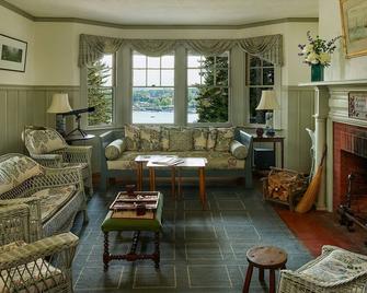 Majestic Summer Home with Ocean Views, serene setting near Acadia NP, sleeps 15 - Mount Desert - Sala de estar