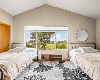 Happy Valley Home + Hot Tub, Game Room, 8 beds! - Happy Valley - Bedroom