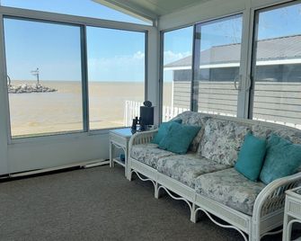 Lake Front Cottage Perfect for Fisherman, Birders, and Family Vacations. - Oak Harbor - Living room