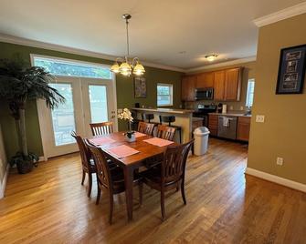 comfy, open floorplan within walking distance of Maplewood - St. Louis - Dining room