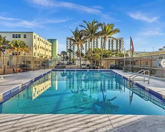 Beachfront & Pool Access Unit W 2 Queen Beds - Hollywood - Piscina