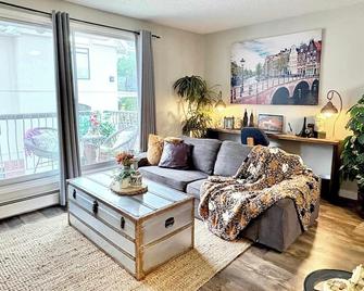 Stylish Downtown Condo near Rogers Place l Parking, Gym, Balcony & Kitchen - Edmonton - Living room