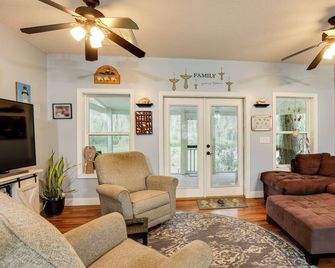 1/2 Mi to Sapelo River: Family Home w/ Large Yard - Townsend - Sala de estar