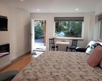 Rainforest Lane Sunset suite - Ucluelet - Quarto