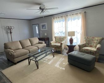 New Southport house 4 miles from beach and town. - Southport - Living room