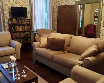 Big, Beautiful, Historic Home great for gathering with Family and Friends! - Lexington - Living room