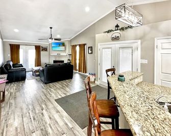 Happy little get away with pool and hot tub - Live Oak - Phòng ăn