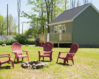 Pet Friendly Tiny House Near Salmon River! - Pulaski - Innenhof