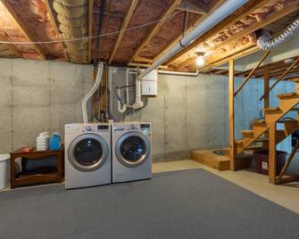 Peaceful Getaway - Quick, Easy Walk to Beach, Quiet Area, Close to Main St. - Hyannis - Laundry facility