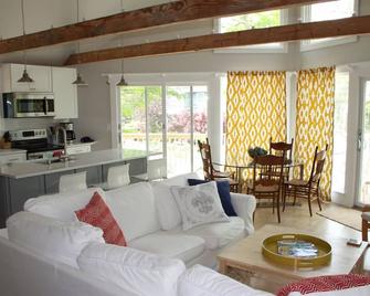 Renovated 4 bedroom home in Vineyard Haven - Vineyard Haven - Sala de estar