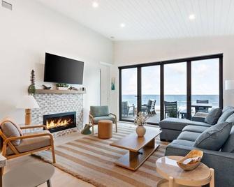 Beachfront Luxury Suite #19 At The Beach House - Campbell River - Wohnzimmer