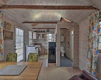 Cozy Vineyard Haven Cottage Less Than 1 Mi to Beach! - Vineyard Haven - Dining room