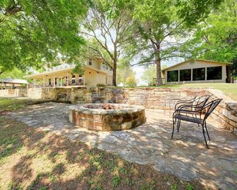 Hill Country Home on the Blanco River, Pool, Hottub, Game Room - Wimberley - Патіо