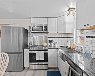 Fully renovated cozy home in the heart of Salmon! No cleaning fees! - Salmon - Kitchen