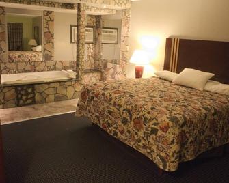 American Inn & Suites - Countryside - Schlafzimmer