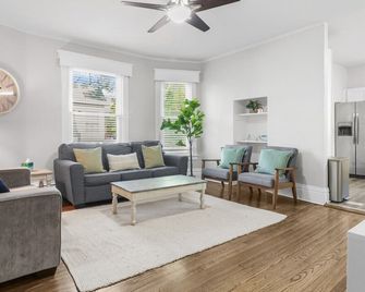 Cozy W Front Porch DT Libertyville near Naval Base - Libertyville