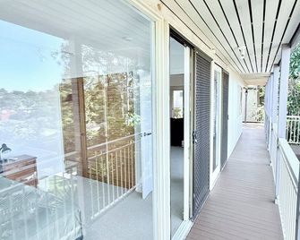 Leafy 3-Bedroom Escape to Nature-Air Conditioned with Smart Entry - 페니 힐스 - 발코니