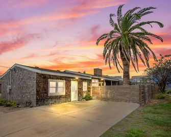 Oleander House - Pet Friendly! Private Pool! - Port Aransas - Building