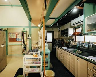 Dormitory Sandanya Guest House - שיראהאמה - מטבח
