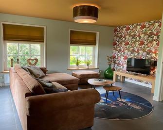 Pet-Friendly Coastal Villa - Hippolytushoef - Sala de estar