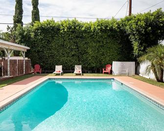 Modern, Sunny, Great Location- Pool/Bbq/Firepit! - Los Angeles - Pool