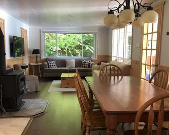 Muskoka Family Cottage On Crystal Clear High Lake - Windermere - Dining room