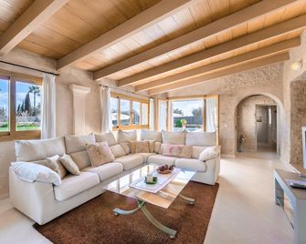 Gorgeous Home In S'alqueria Blanca - Cala d'Or - Sala de estar
