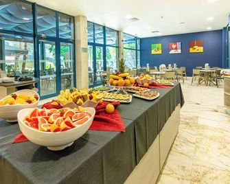Holiday Park Hotel - וארנה - בופה