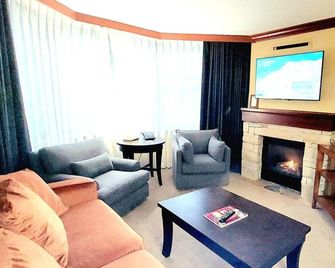 Dav’s Plush Ski-in/Ski-out Studio Condotel with Forest View @ 400 Squaw Creek Rd - Olympic Valley - Salon