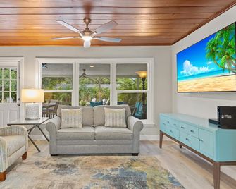 Ventana Rosa - 1905 - Sarasota - Living room