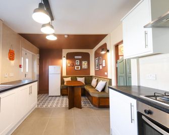 Laburnum Guest House - Heathrow London T5 - Colnbrook with Poyle - Küche