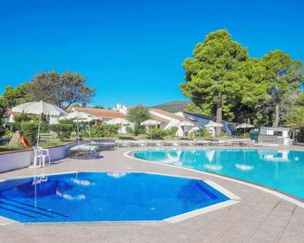 Nicolaus Club Li Cucutti - Aggius - Zwembad