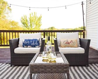 Hot Tub - Home Gym - Fire Pit - Game Room - Private Footpath to Winery - Delaplane - Balcony